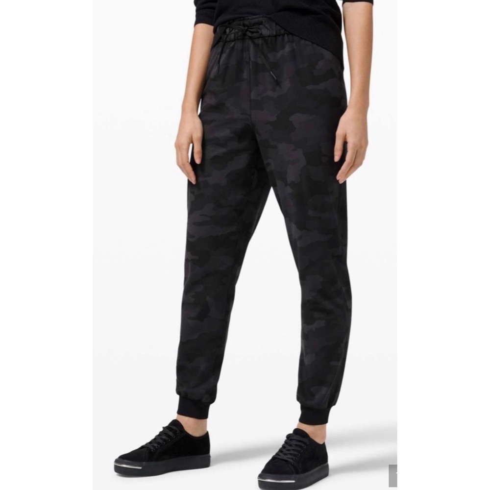Lululemon On the Fly Jogger 28 Luxtreme Camo Deep Coal Multi Black Gray Size 2